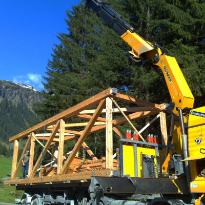 Transport der vorgefertigten Teile zur Baustelle